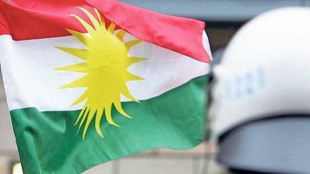 Taucht wohl bald öfter auf. Die Fahne der Kurden aus dem Irak auf einer Demonstration in Berlin.