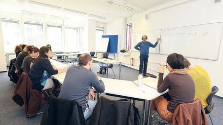 Salam Aleikum. Auch die Volkshochschule Friedrichshain-Kreuzberg bietet Arabischkurse an.