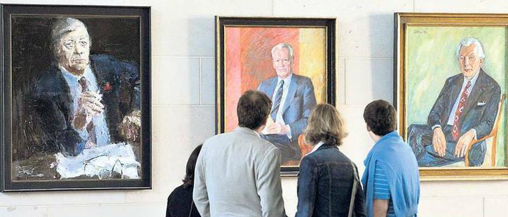 Galerie der Kanzler. An den Porträts der früheren Regierungschefs kommen die Besucher bei ihrem Rundgang durch das Bundeskanzleramt auch vorbei.