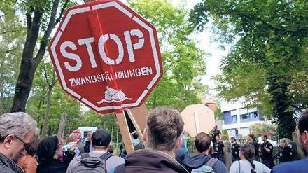 In Kreuzberg zeigen sich viele solidarisch mit dem Oranien-Späti - und demonstrierten auch vor dem Büro des Vermieters in Grunewald.
