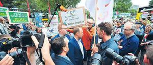 Die Gegner und Befürworter des Flughafen Tegel sind hartnäckig – hier FDP-Fraktionschef Sebastian Czaja bei einer Demo. 
