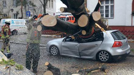 Umgeweht: Der Sturm ließ am Schöneberger Ufer ein Gerüst einstürzen; auch Bäume hielten nicht stand. Besonders ungünstig stand das abgebildete Auto.