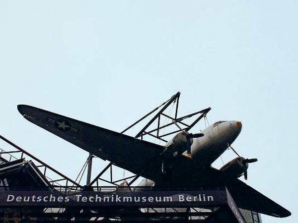 Das Technikmuseum (hier mit dem "Rosinenbomber" Douglas C-47 B Skytrain) ist bereit, die alten Laternen aufzunehmen.