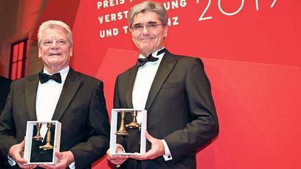Preisträger. Altbundespräsident Gauck (l.) und Siemens-Chef Kaeser. 