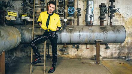 Vielfältige begabt. Bill Kaulitz hat für seine Band Tokio Hotel eine Kollektion entworfen, und dafür die üblichen Fanartikel aus dem Programm geworfen. 