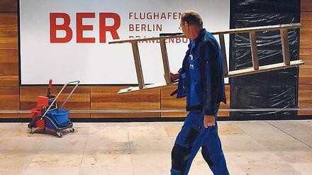Saubere Sache. Auch wenn sonst nichts funktioniert am leisesten Flughafen der Republik – geputzt wird am BER wenigstens regelmäßig.