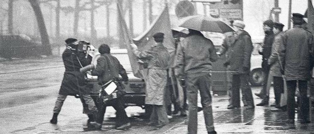 Eines der wenigen Bilder von der nicht genehmigten Demonstration 1988 in Ost-Berlin. Links wird ein westdeutsches Kamerateam abgedrängt. 