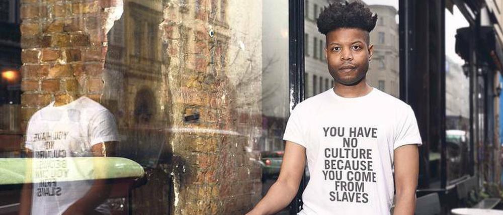 Hingucker. „Du hast keine Kultur, weil du von Sklaven abstammst“, steht auf einem der T-Shirts von Isaiah Lopaz. Er gibt auch Anti-Rassismus-Workshops – getrennt für hell- und dunkelhäutige Berliner. 