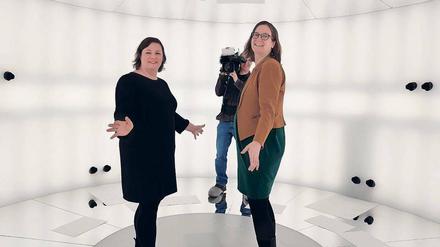 Schöne neue Welt. Die Fraktionsvorsitzenden der Grünen, Antje Kapek (l.) und Silke Gebel, im 3D-Videoraum. 
