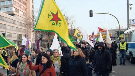 Toleriert. Die YPG-Fahne bei einer Kurdendemo am 24. März. 