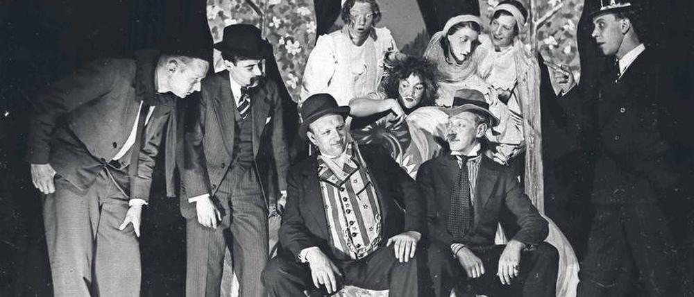 Das Ensemble des Kabaretts „Katakombe“ 1934 in Moabit bei einer Aufführung. Am 10. Mai 1935 wurde das Kellertheater auf Betreiben Joseph Goebbels geschlossen.