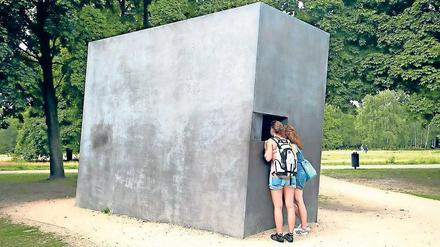 Erinnern und mahnen. Seit 2008 gibt es westlich der Ebertstraße, am Rande des Tiergartens, das Denkmal für die im Nationalsozialismus verfolgten Homosexuellen. Es wurde von dem dänisch-norwegischen Künstlerduo Elmgreen und Dragset entworfen. Hinter einem Sichtfenster läuft ein Video mit sich küssenden gleichgeschlechtlichen Paaren. 