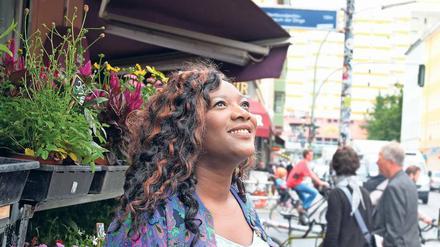 Kiezblume. Thelma Buabeng vor Blumen Dilek – den Laden gibt es seit mehr als 30 Jahren, Buabeng zog 2005 nach Berlin