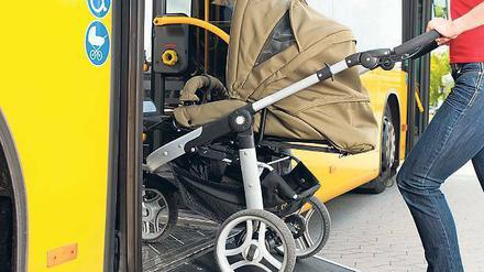 Beim Einsteigen sind Rollstuhlfahrer und Fahrgäste mit Kinderwagen nicht auf die Hilfe des Busfahrers angewiesen. 