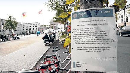 Am Brandenburger Tor wehen erste Anzeichen des Erdogan-Besuchs, Gullydeckel werden zugeschweißt, Fahrräder entfernt. 