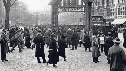 Der Potsdamer Platz Anfang der zwanziger Jahre. Mit der Bildung von Groß-Berlin wächst die Metropole 1920 mit fast 3,9 Millionen Einwohnern zur drittgrößten Stadt der Welt. 