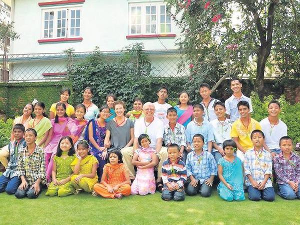 Neue Familie. Giovanna Stefanel-Stoffel und ihr Mann Ludwig Stoffel genießen das Zusammensein mit den Kindern in Nepal – und eröffnen ihnen neue Perspektiven. 