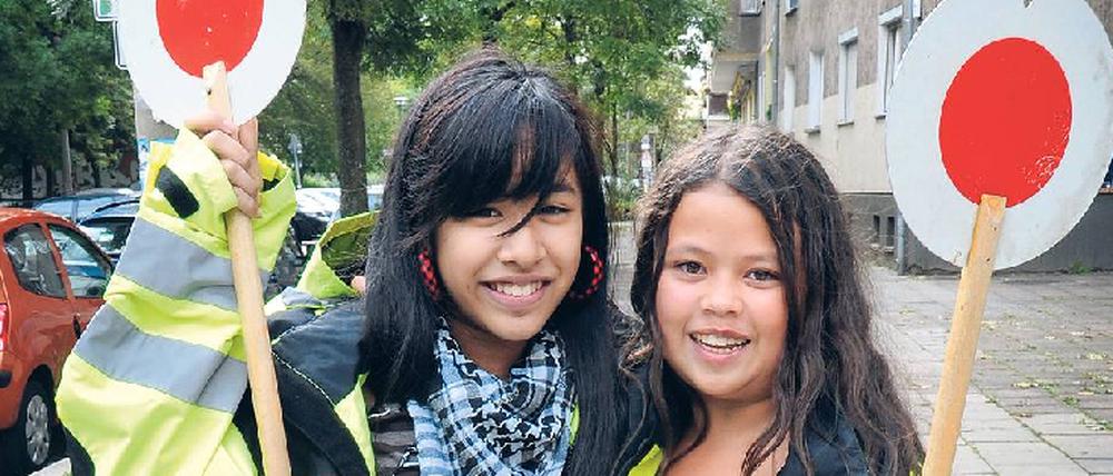 HOCH DIE KELLEN. Nathalie Behrendt und Melanie Eberlein, 11, sind Schülerlotsen der Carl-Humann-Schule in Prenzlauer Berg. Foto: Kitty Kleist-Heinrich