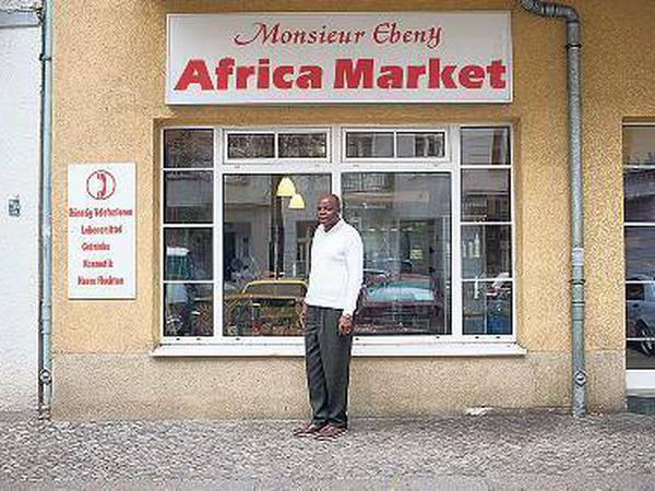 Kunsthaar und Kochbananen. Monsieur Ebeny vor seinem Shop in der Kameruner Straße 6 in Wedding.