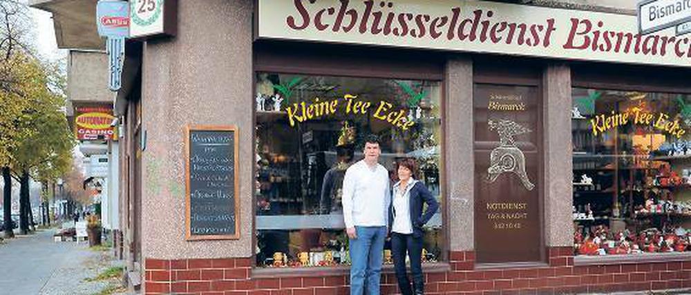 Schlüssel und Tee. Die Geschwister Christian und Christiane Schikora vor ihrem Laden in der Bismarckstraße 58 in Charlottenburg.