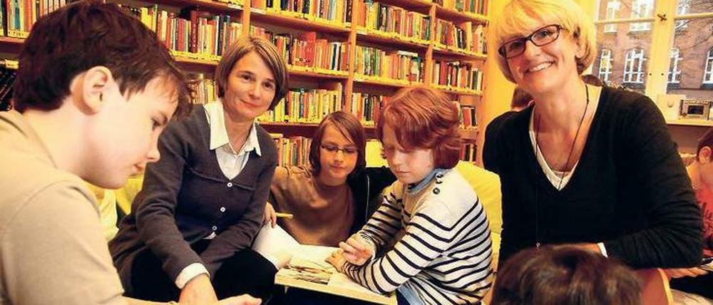 Bibliothekarinnen aus Leidenschaft. Susanne Dorén (2. von links) und Gaby Kühn-Mörsberger (rechts) haben vor zehn Jahren mit anderen Eltern die „Lesefisch“-Bücherei an der Halensee-Grundschule gegründet.