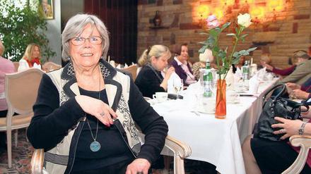 Euphemia Benninghaus, 75, organisiert ehrenamtliche Besuche in Seniorenheimen; hier trifft man sich gerade im Hotel Seehof.