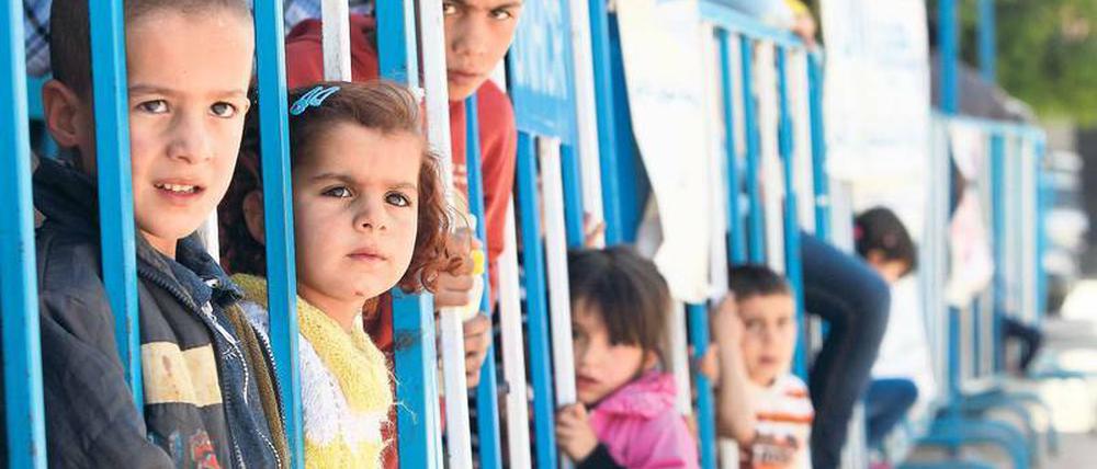 Kein Kinderspiel. Solche Eindrücke bringen Flüchtlinge mit nach Berlin. Hier warten syrische Kinder auf ihre Registrierung in einem Camp in Barelias im Libanon.