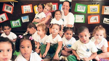 Augenblicke. Die Fotografin der Charity-Auktion, Schauspielerin Eva Hassmann, zu Besuch in einer Kita in Santa Teresa. Noch viel mehr Kinder aus Favelas brauchen Bildung und soziale Unterstützung. 