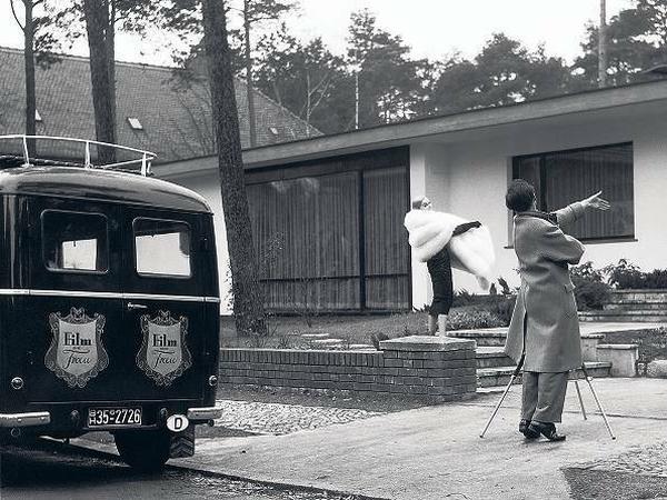 Hier eine Impression von einem Shooting 1955 mit Grit Hübscher, Gundlach selbst ist rechts im Bild. "Das war unser erster Bus, da hingen die Kleider, da konnte das Modell sich umziehen, frisieren, schminken. Man musste ja alles selbst machen."