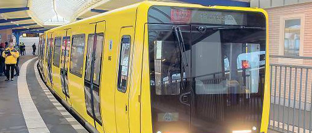 Olé, jetzt kommt die BVG! Deren schwarz- gelbe Fahrzeuge sind bei Dortmundern traditionell beliebt.