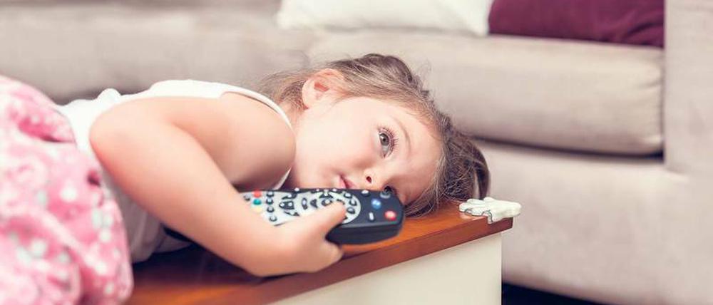 Faszinierend und zum Wegträumen. Fernsehen hat auf kleine Kinder seinen Reiz – doch wie kann der richtige Umgang gelingen? 
