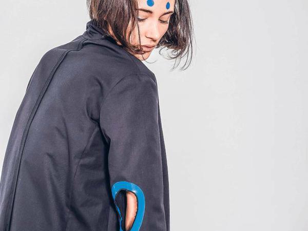Mantel mit Loch im Arm - aber trotzdem ein hochwertiger Artikel. Das ist Mode von People Design.