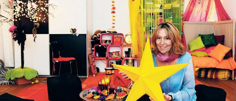In einem Raum mit hellen Farben hilft Simone Rönick vom Verein TrauerZeit Kindern, Jugendlichen und Erwachsenen, mit dem Verlust eines nahen Angehörigen fertig zu werden. 