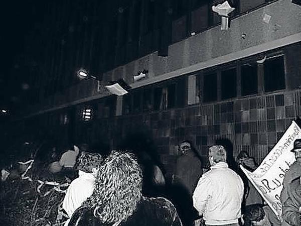 Die Wende. Am 15. Januar 1990, zwei Monate nach dem Mauerfall, stürmten Demonstranten den Sitz des verhassten Geheimdienstes.