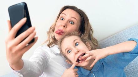 Eltern müssen Fotos ihrer Kinder nicht aus dem Netz verbannen. Experten raten jedoch, beim Posten bestimmte Regeln zu befolgen.