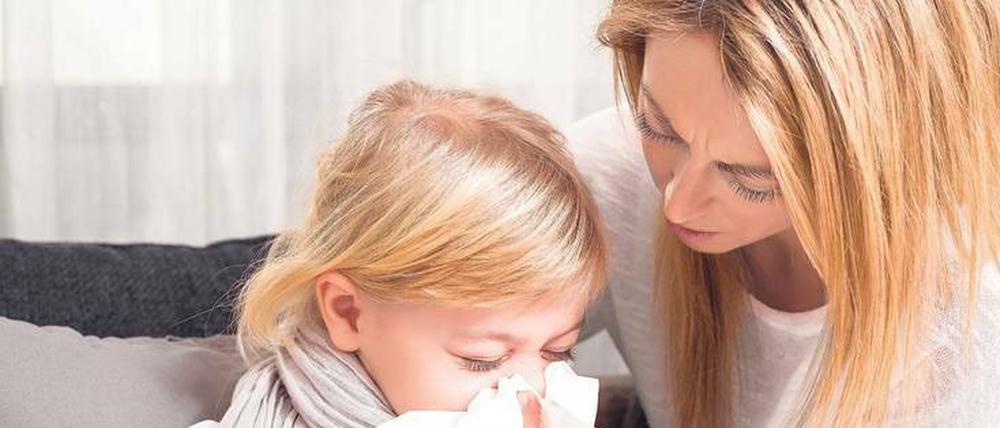 Mit Rotznase. Wenn das Kind krank wird und ein Elternteil zuhause bleiben muss, ist das für berufstätige Mütter oder Väter meist ärgerlich.
