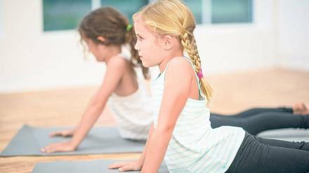 Auch Kinder brauchen Entspannung. Yoga stärkt außerdem das Selbstvertrauen und hält fit. 