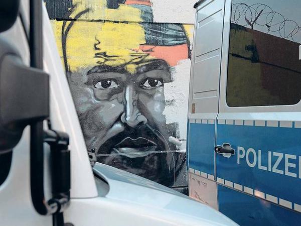 Ein Wandbild am Tempelhofer Feld zeigt den ermordeten Nidal R. Inzwischen wurde es unter Polizeischutz überstrichen. 