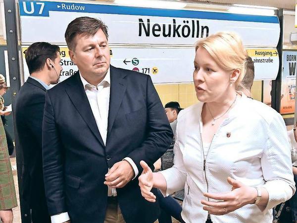 Innensenator Andreas Geisel und Neuköllns Ex-Bürgermeisterin Franziska Giffey lassen sich im Mai 2017 in Neukölln über den Drogenhandel informieren.