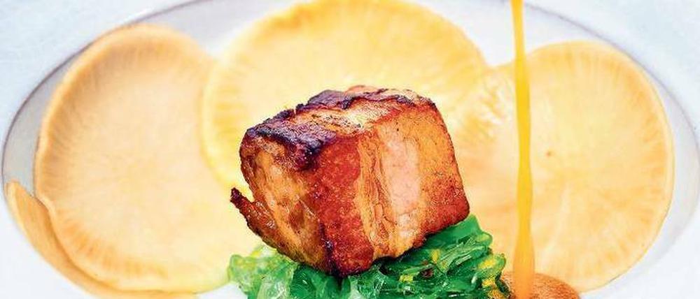 Köstlich! Der „Signature Dish“ – gerösteter Schweinebauch mit Algen, Litschi und eingelegtem Rettich – ist so etwas wie das Markenzeichen des frisch besternten „Kochzimmer“ in Beelitz, eine ausgefeilte Kombination.