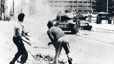 Spur der Steine. Mit dem Pflaster des Asphalts wehren sich Jugendliche gegen die Panzer der sowjetischen Armee. Fotos: p-a/dpa, AP