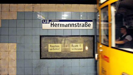 Am 1996 eröffneten U-Bahnhof Hermannstraße bröckelt es gewaltig.