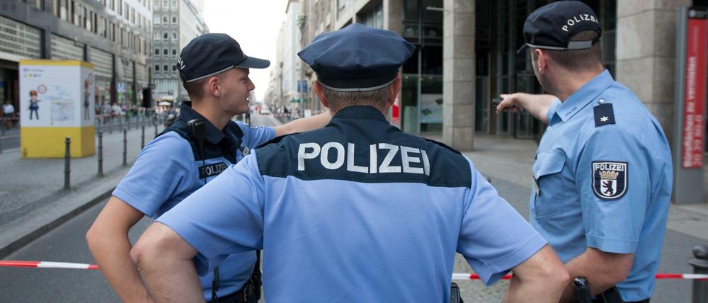 An vorderster Front. Viele Berliner Polizisten - hier drei Beamte bei einem Einsatz wegen eines herrenlosen Koffers in der Friedrichstraße - wünschen sich mehr Rückhalt von Vorgesetzten und Öffentlichkeit.