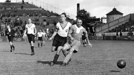 Hertha BSC spielt am 30. Oktober 1938 in der Gauliga Berlin-Brandenburg gegen den Berliner SV (3:3), hier stürmt Hanne Sobek (r.).