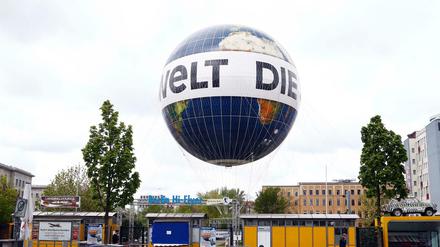 Wieder zurück am Boden. Der "Welt"-Ballon am Checkpoint Charlie.