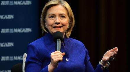 Aus Washington nach Charlottenburg: Hillary Clinton im Schillertheater.
