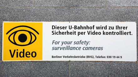 Video-Überwachung auf U-Bahnhöfen - laut BVG befürwortet das eine Mehrzahl der Passagiere. Doch als das Abgeordnetenhaus dazu Fragen hatte, kamen die Verkehrsbetriebe nicht.