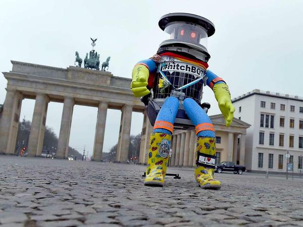 Ein echter Tramp: Hitchbot, der Roboter, ist in Berlin angekommen. Und wie jeder echte Tramper lernt jetzt auch er das Gefühl kennen, übermüdet, durchfroren und orientierungslos durch eine fremde Stadt zu schlurfen.