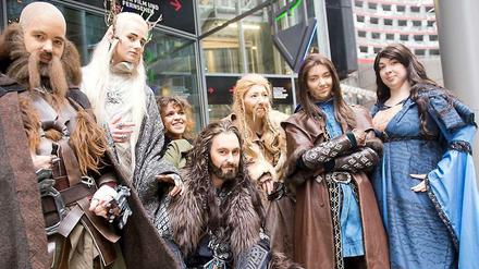 Am Montag versammelten sich schon tagsüber Fans der Hobbit-Verfilmungen pünktlich zur Premiere des zweiten Teils kostümiert am Potsdamer Platz.