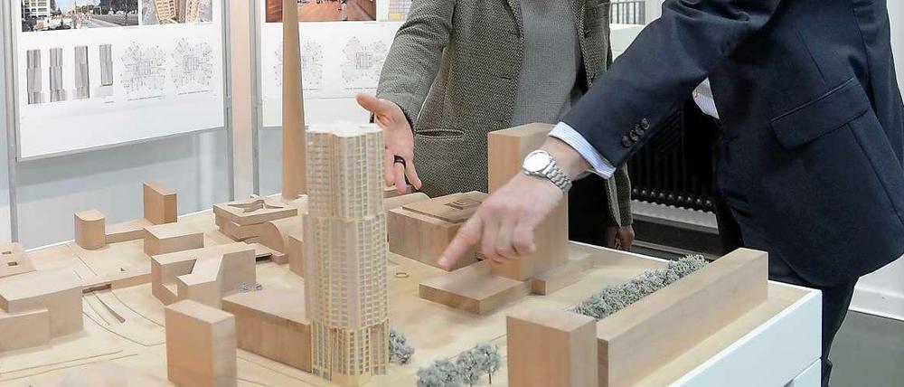 Das neue Wohnhaus des Stararchitekten Frank Gehry am Alex soll 2017 eröffnet werden. Hier begutachten Senatsbaudirektorin Regula Lüscher und Christoph Reschke, Mitarbeiter der Immobilienfirma Hines, das Modell des erfolgreichen Entwurfs